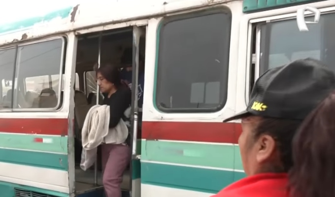 Paro de transportes: manifestantes obligan a pasajeros a bajar de cúster en av. Túpac Amaru