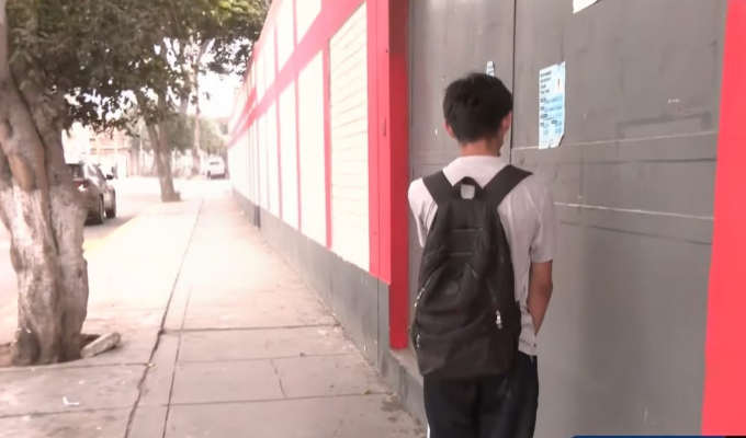 Chorrillos: escolar va a colegio y lo encuentra cerrado por suspensión de clases presenciales a última hora