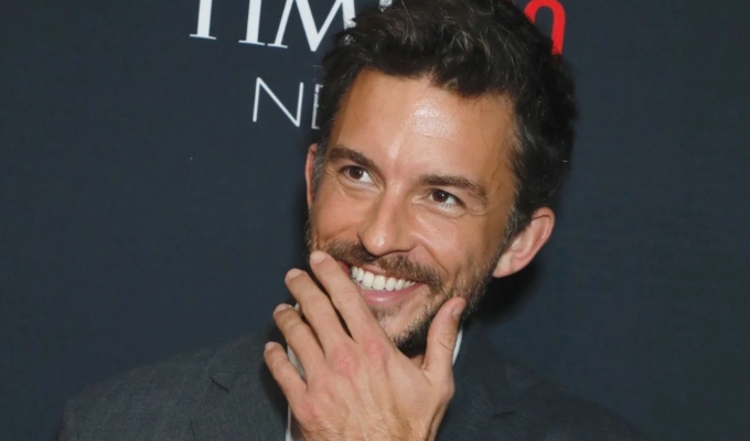 Jonathan Bailey hace historia: primer actor abiertamente gay nombrado el más sexy del mundo