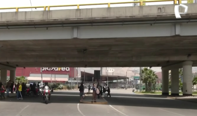 Paro de transportistas: liberan óvalo Izaguirre en Los Olivos tras bloqueo de buses
