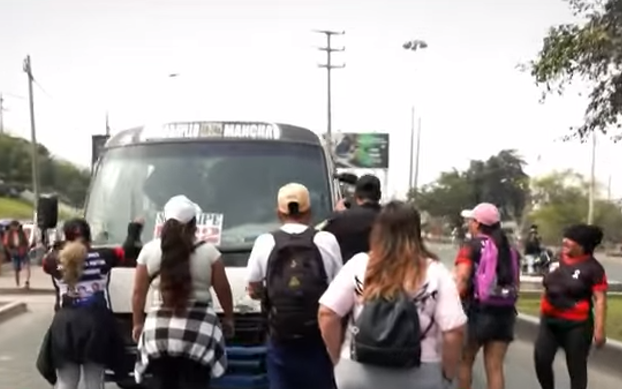 Carabayllo: bajan a pasajeros de buses que no acataron paro de transportistas
