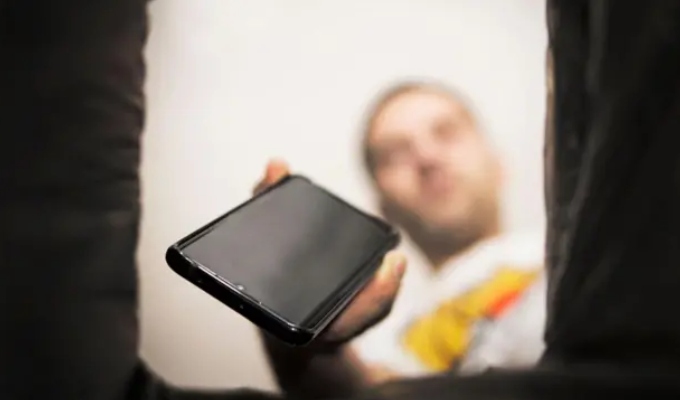 ¿Rebeldía o ridiculez? Jóvenes practican “raw dogging boredom” para reducir el estrés