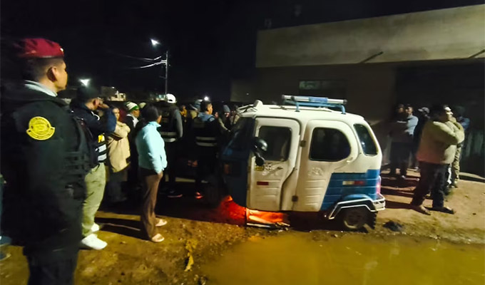 Puno: indignados vecinos detienen a ladrón y queman mototaxi en el que se movilizaba