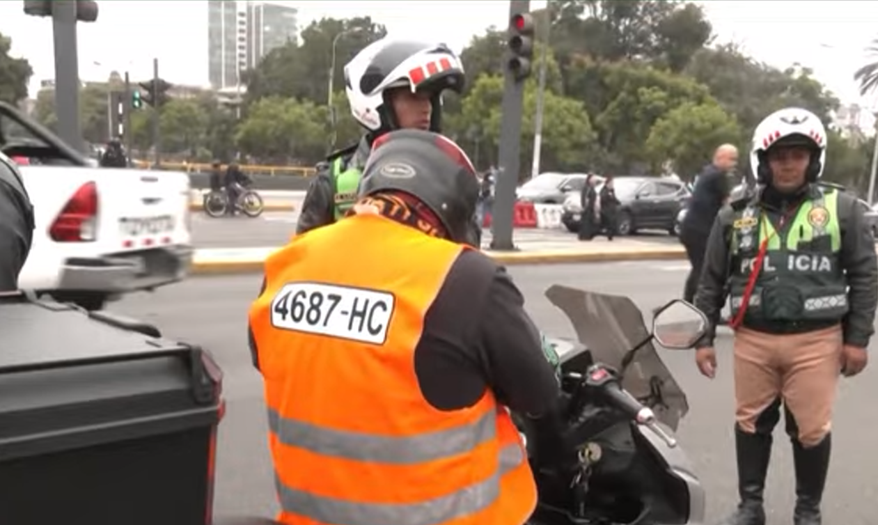 ¡Atención motociclistas! Uso de chalecos con placa se limita a zonas declaradas en estado de emergencia