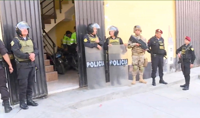 Encuentran cartuchos de dinamita en edificio multifamiliar en Puente Puente: hay 12 detenidos