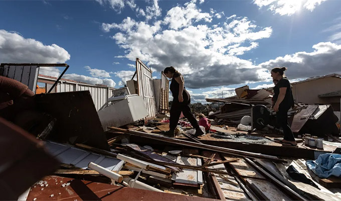 Al menos seis muertos y más de 400 heridos deja a su paso un tornado en el sur de Brasil