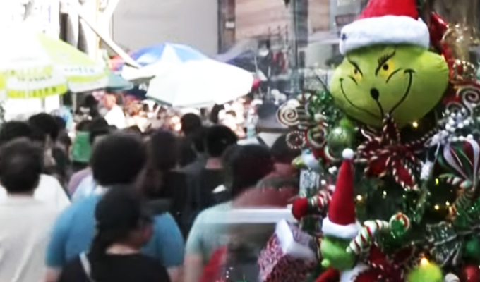 Mesa Redonda luce abarrotada de personas haciendo compras navideñas en pleno noviembre