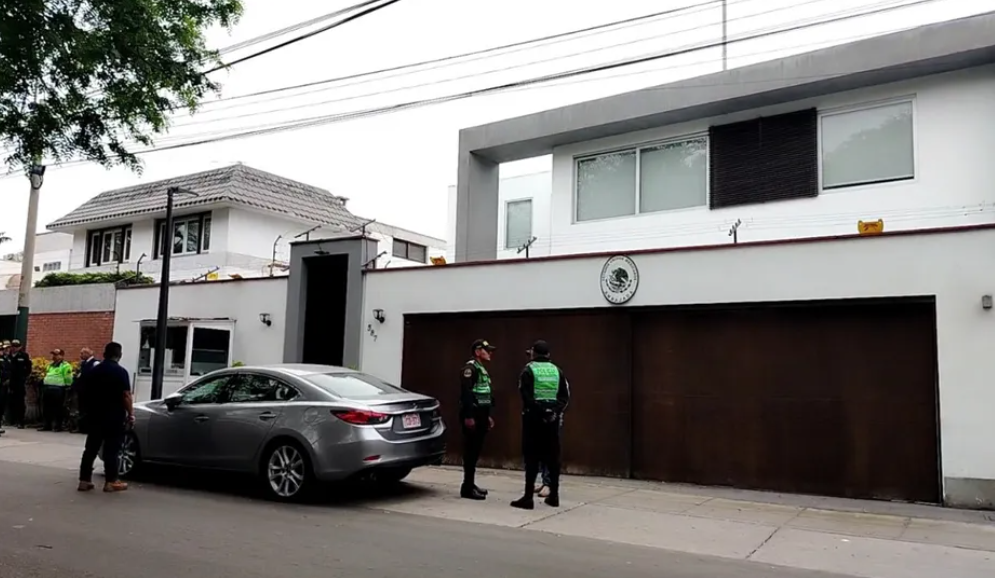 PNP refuerza seguridad en Embajada de México tras salida del país de encargada de negocios