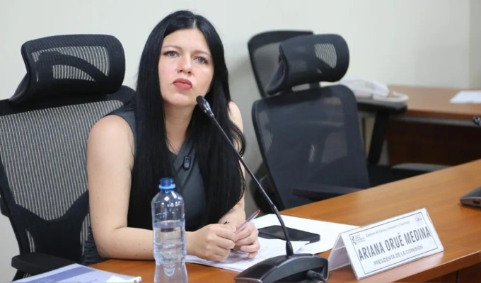 Denuncian que congresista Ariana Orué utilizó a su asesor como chofer para ir al gimnasio