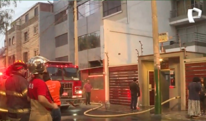 Evacúan a residentes de edificio por amenaza de incendio en Lince