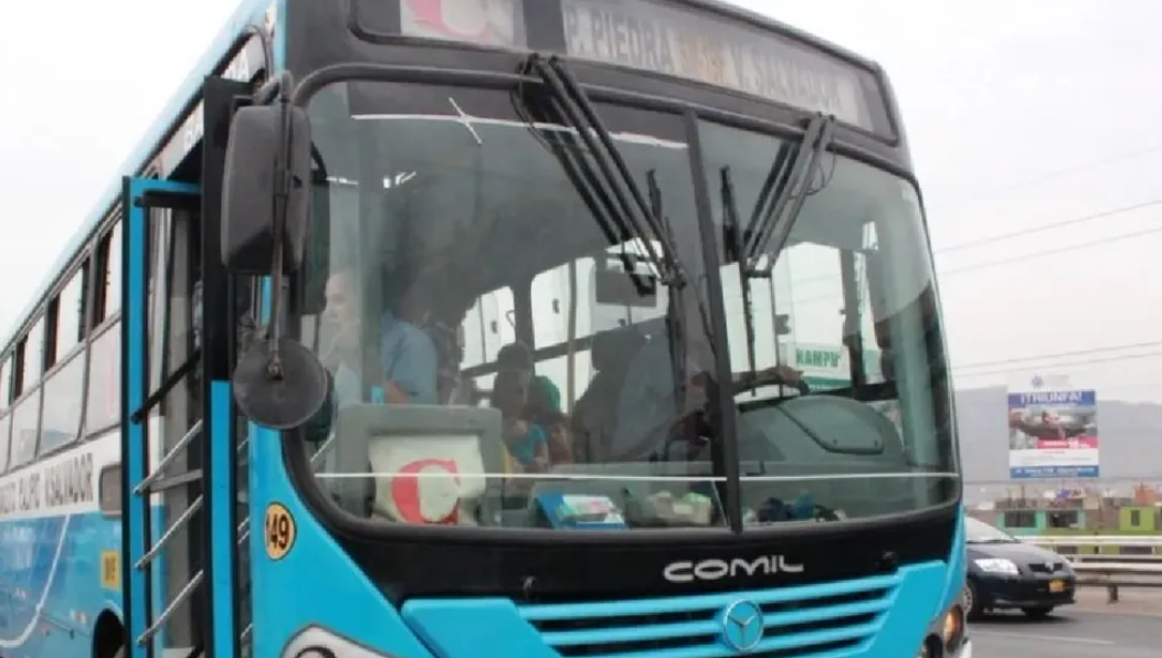 ¡Terror en VMT!: delincuentes balean bus de empresa ‘Los Chinos’