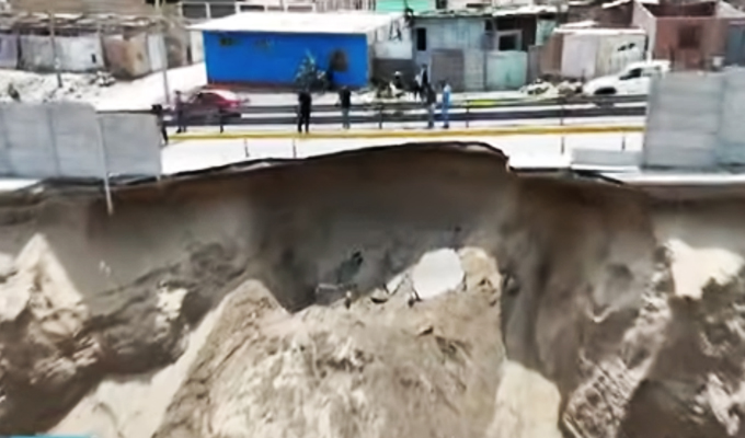 Atención Conductores: Cierran avenida Gambetta por enorme forado que sigue creciendo