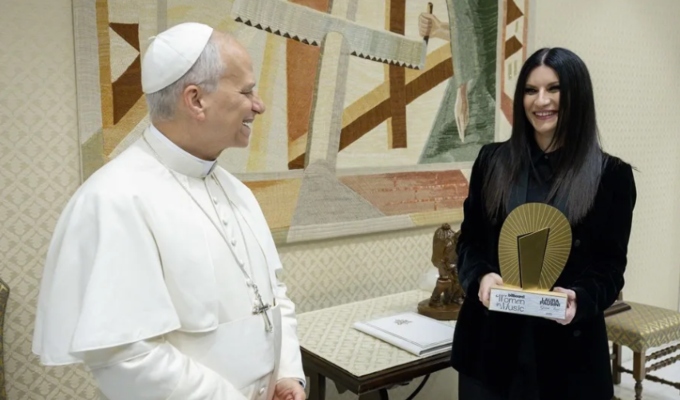 Vaticano: Laura Pausini obsequia una canción inédita al Papa León XIV