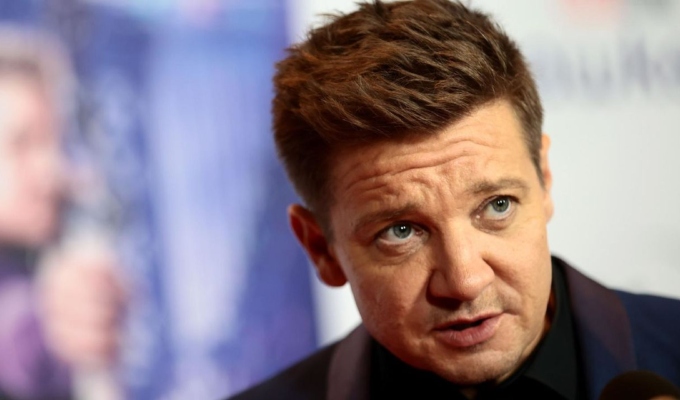 Jeremy Renner es acusado de acoso sexual y amenazas por directora de cine