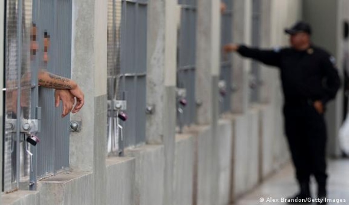 Denuncian tortura y violencia sexual a venezolanos en el CECOT de El Salvador