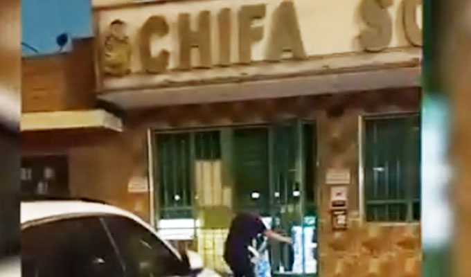 Acribillan a balazos a un hombre dentro de un chifa mientras comía en el Callao