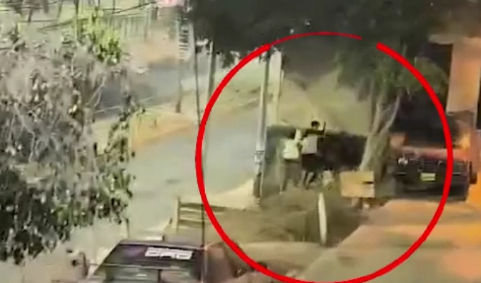 Vándalos atacan a hombre con machetes y cuchillos en plena avenida Túpac Amaru