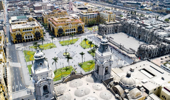 Alcalde de Lima descarta remover áreas verdes y palmeras de Plaza Mayor de Lima