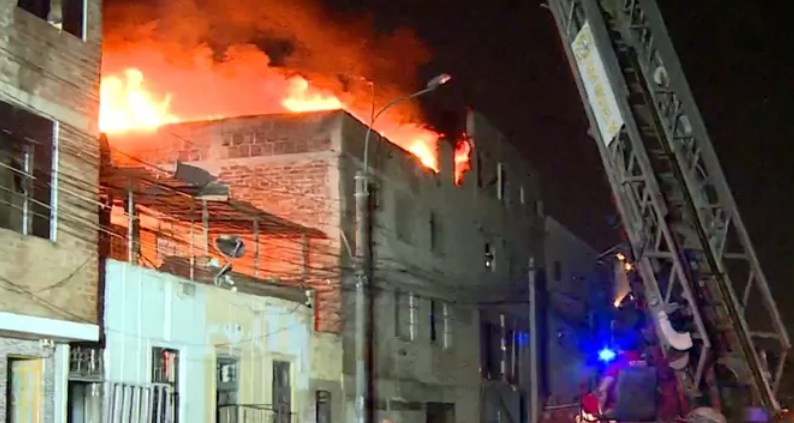 Barrios Altos: incendio deja vivienda inhabitable y provoca la muerte de nueve mascotas