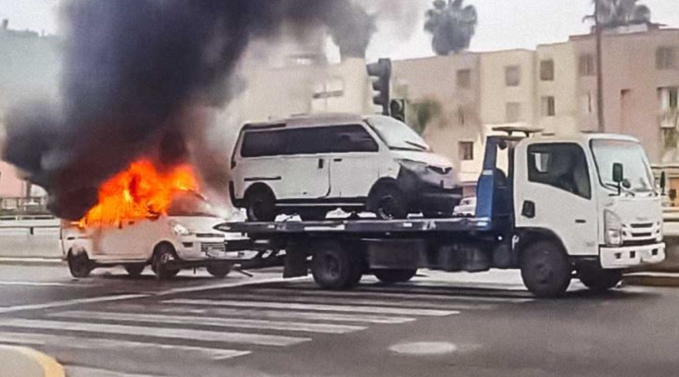 Minivan incendiada por colectiveros será convertida en chatarra tras millonaria deuda con ATU