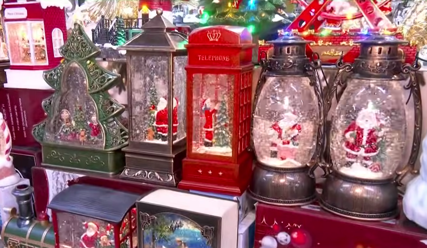 Campaña navideña arranca con fuerza en Mesa Redonda: juguetes, adornos y árboles para todos los gustos