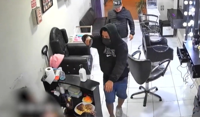 Delincuentes armados asaltan salón de belleza en SJM: amenazan a trabajadora que comía con su bebé