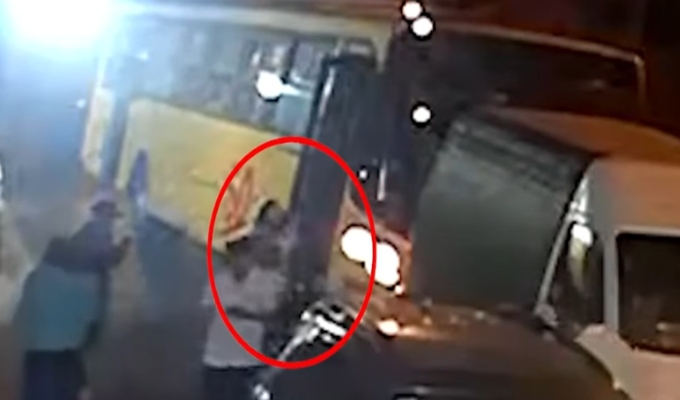 Nuevas imágenes del bus de "La 50" en Barrios Altos: conductor acelera y atropella dos veces a anciano