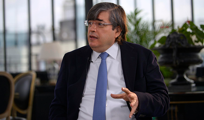 Jaime Bayly insinúa posible infidelidad en su matrimonio en su última columna