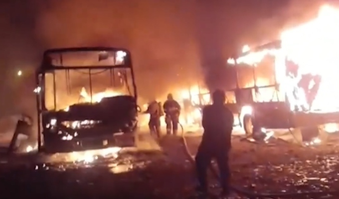 Puente Piedra: cinco buses quedan calcinados tras incendio en patio de maniobras de empresa "Pegaso"