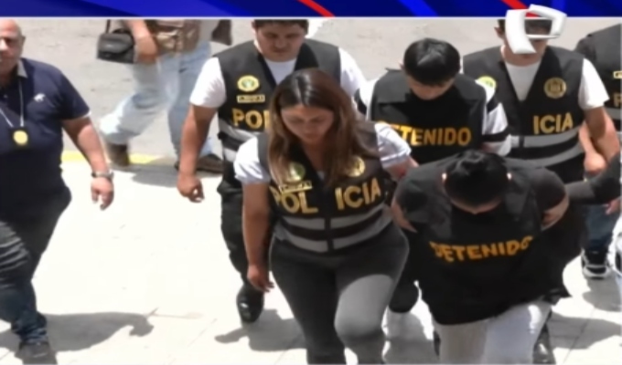 Caen 2 extorsionadores con celulares y dinero: sus víctimas eran comerciantes y transportistas