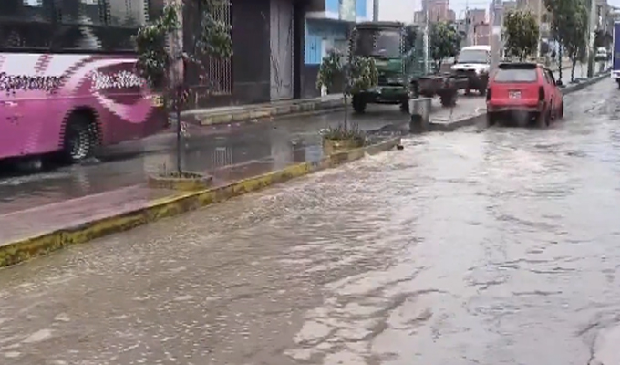 Lluvia de casi 4 horas inundó las principales calles de la ciudad de Trujillo