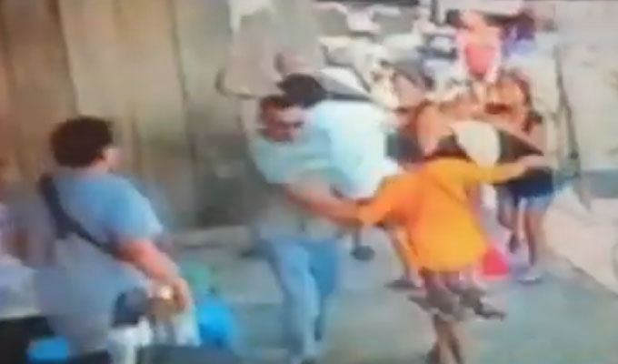 Por ganar clientes trabajadores de restaurantes se agarran a golpes en Iquitos