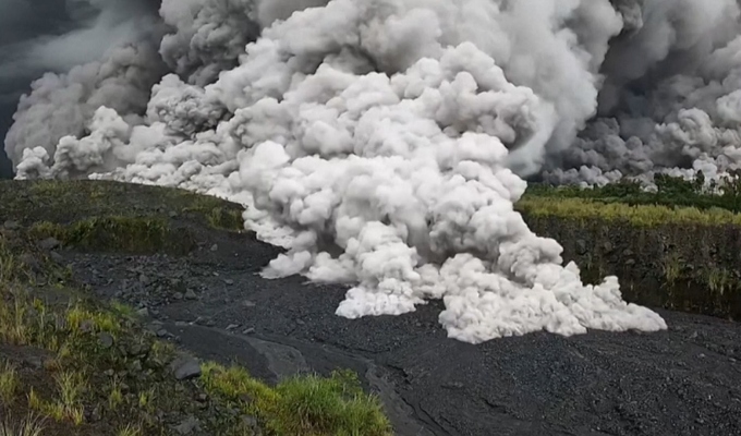 Volcán Semeru en alerta máxima: casi mil evacuados tras nuevas erupciones en Indonesia