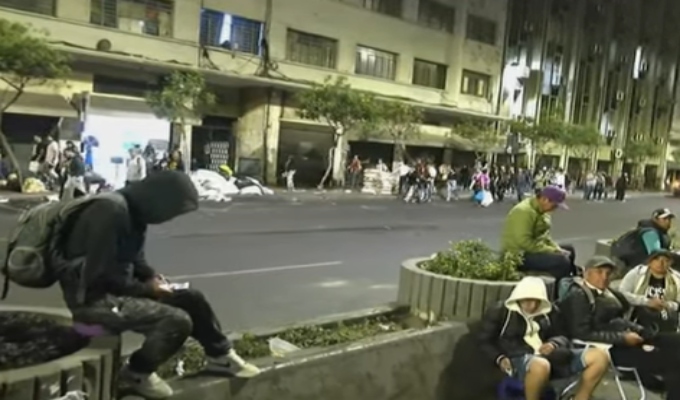 Caos vehicular en el Cercado de Lima: mineros bloquean dos carriles de Av. Abancay