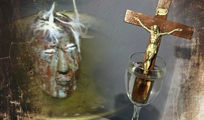 ¿Macabro ritual? Extorsionadores capturados tenían un altar con un “Cristo” sumergido en una copa