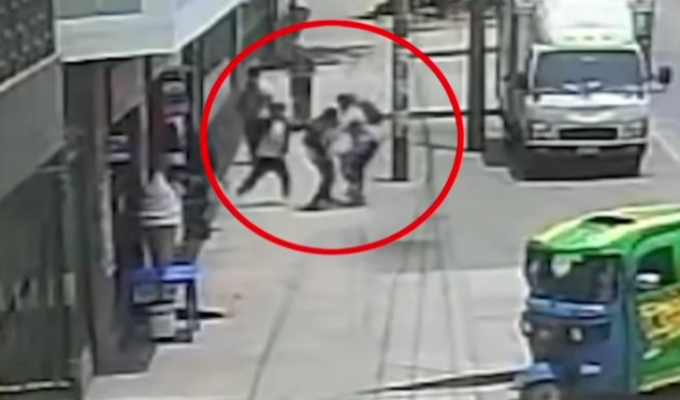 Sujetos con aparentes alteraciones mentales agreden a escolares en SJL: madres exigen seguridad