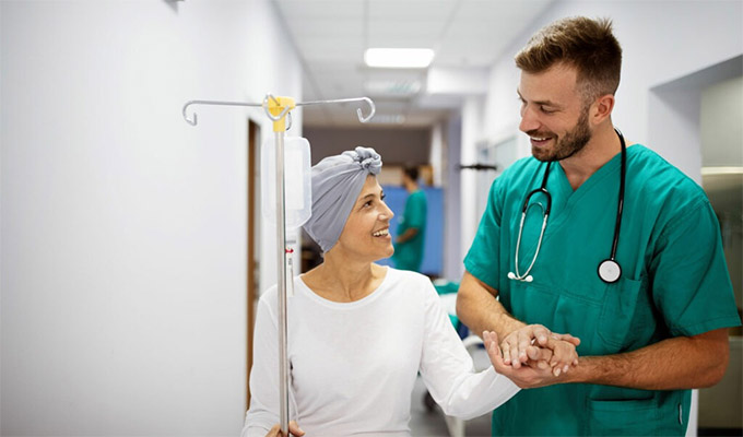 Cuatro regiones cierran el 2025 sin patólogos y Lima concentra casi la mitad de oncólogos