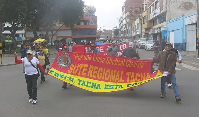 Puno: profesores marchan y bloquean vías exigiendo mejores condiciones laborales y salariales