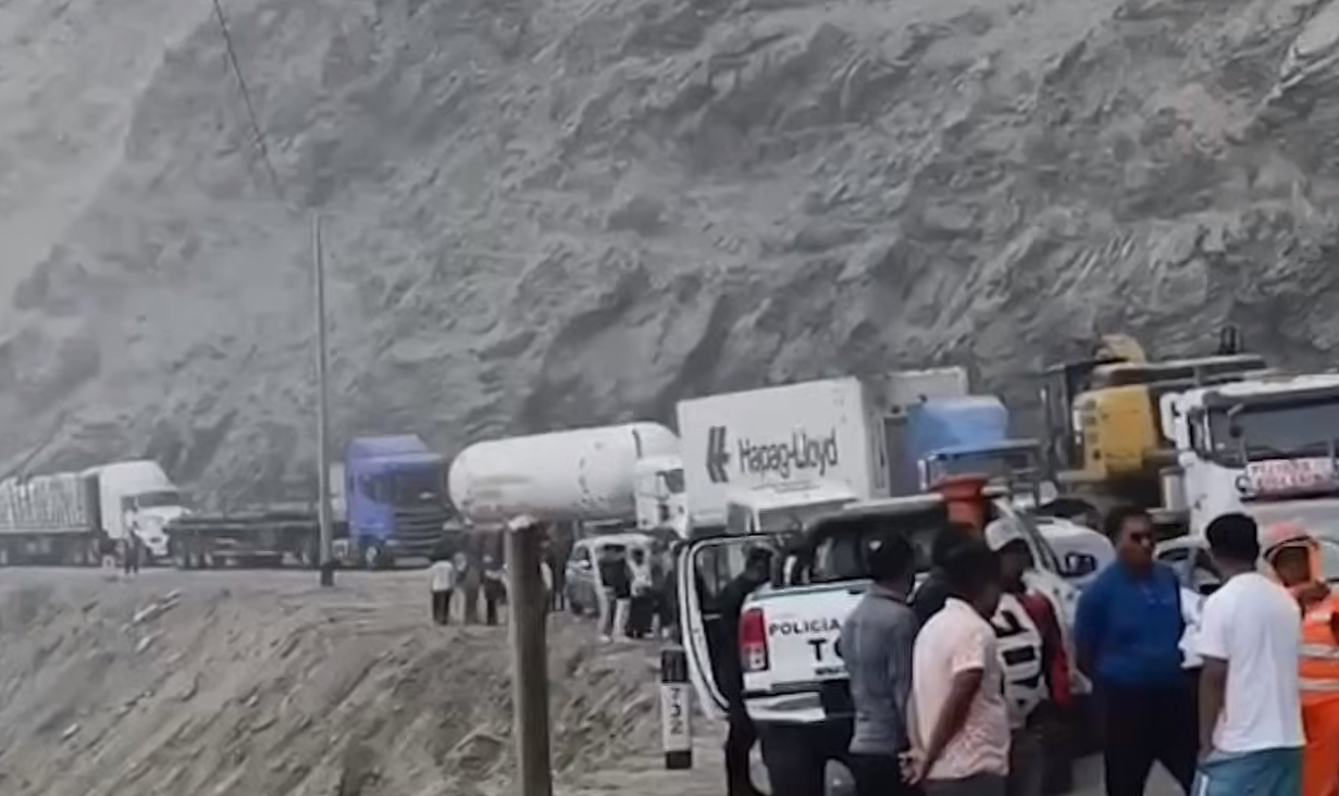 Arequipa: desprendimiento de rocas bloquea Panamericana Sur en Atico