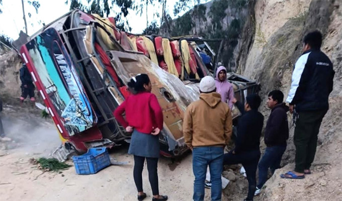 Áncash: al menos dos muertos y cuatro heridos graves deja caída de ómnibus a un abismo