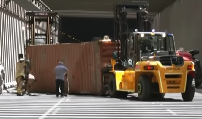 Tráiler termina volcado dentro del túnel de la avenida Gambetta