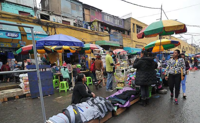 Caos total en avenida Aviación: ambulantes toman vía y ponen en riesgo evacuación en Gamarra