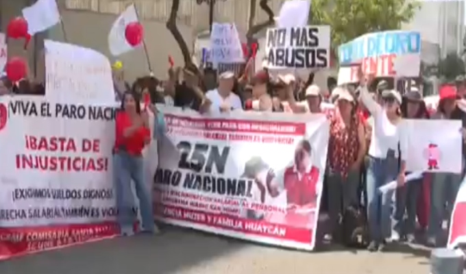 Trabajadores del programa Warmi Ñan protestan frente al Ministerio de la Mujer