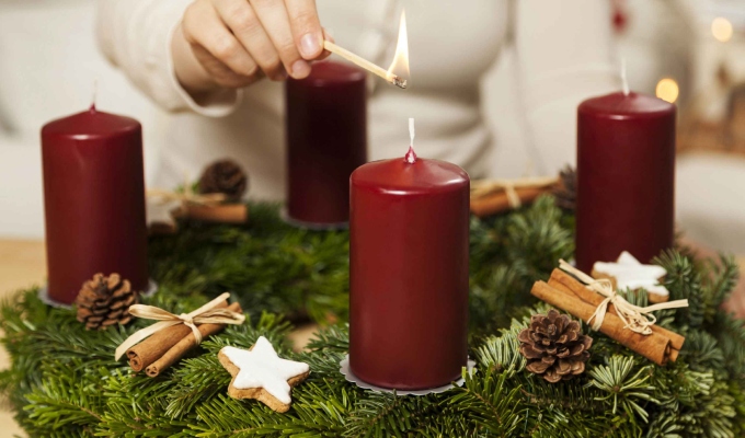 Navidad 2025: c&oacute;mo hacer tu corona de Adviento en casa con materiales accesibles