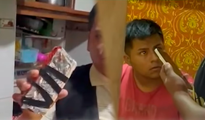 Taxista por aplicativo cae tras dopar a pasajeros y ocultar celular en un microondas