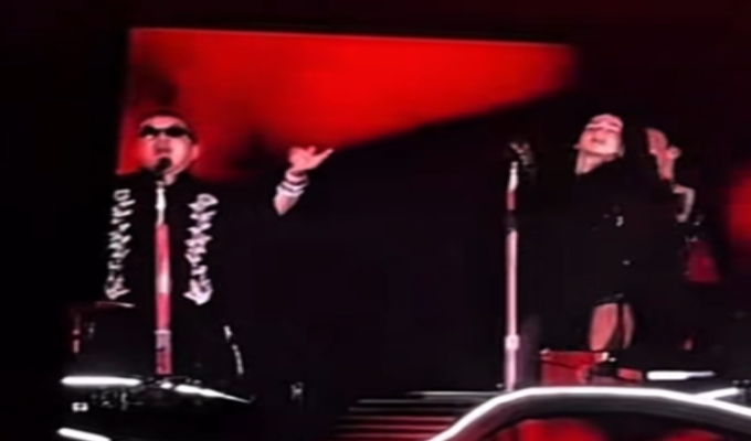 &iexcl;Inolvidable! Dua Lipa causa furor al cantar &lsquo;Cari&ntilde;ito&rsquo; junto a Mauricio Mesones en el Estadio San Marcos