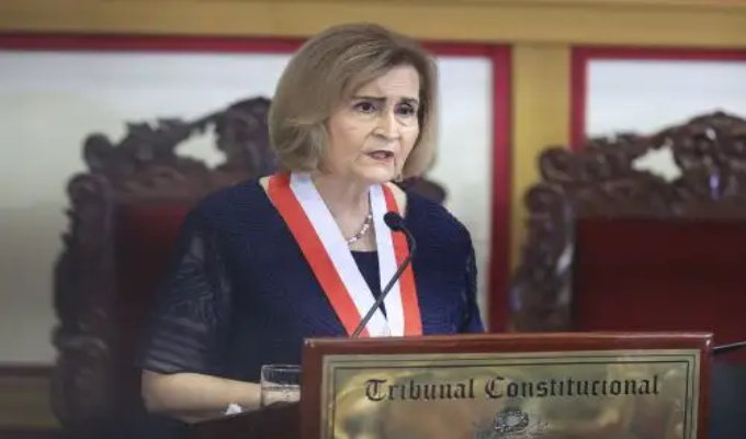 Presidenta del TC justifica aumento de sueldo: “Yo trabajo sábados y domingos hasta la noche”