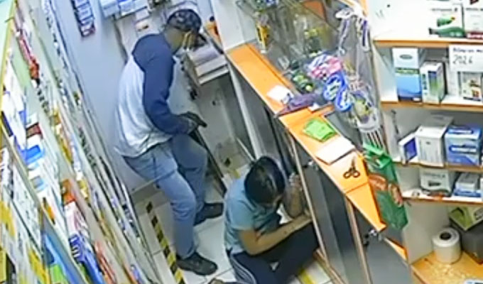 Sujeto asalta una botica en Tingo María en solo 20 segundos