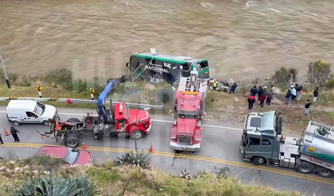 Carretera Central:  bus interprovincial con 43 personas a bordo se despista y cae al río Mantaro