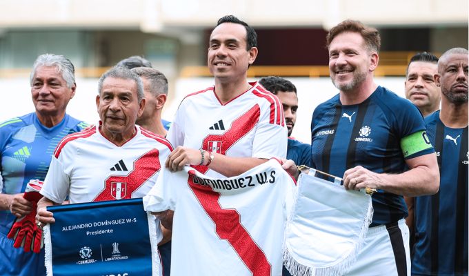 Se puso la "Blanquirroja": José Jerí participa en "Partido de Leyendas" previo a la final de la Libertadores
